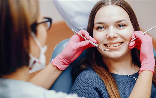 Diş Estetiği ve Kozmetik Diş Cerrahisi: Gülüşünüzü Mükemmelleştirmenin Yolları