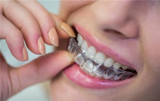 Diş Neden Eğri Çıkar ve Tedavisi Nasıl Yapılır?