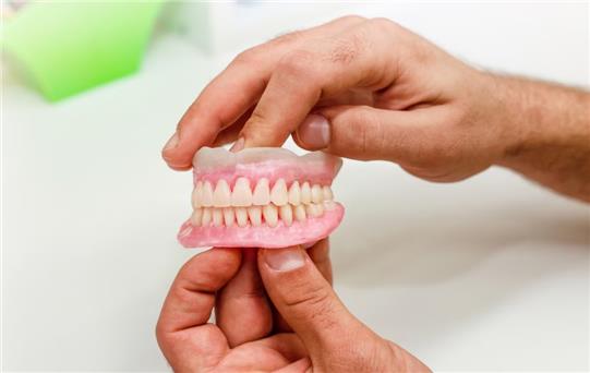 Diş Protezi Türleri: Hangisi Sizin İçin En İyi Seçenek?