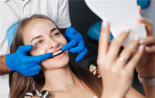 Diş Sıkma ve Gıcırdatma: Nedenleri, Belirtileri ve Tedavisi