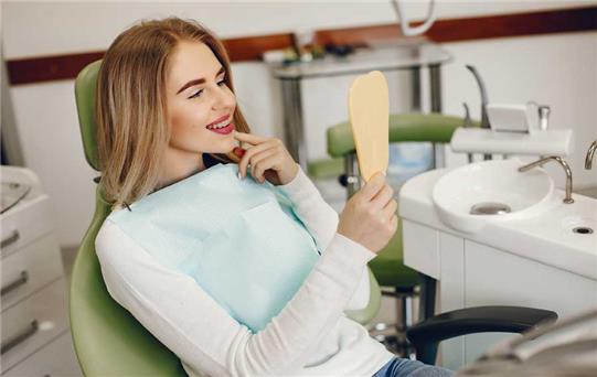 Kozmetik Dişler: Gülüşünüzü Mükemmelleştirme Rehberi